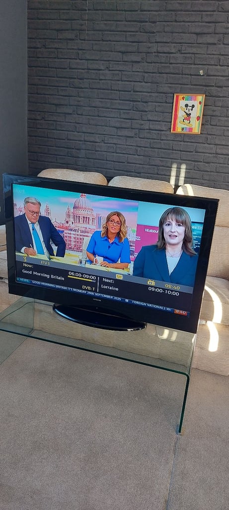 46 inch Hitachi Freeview Tv