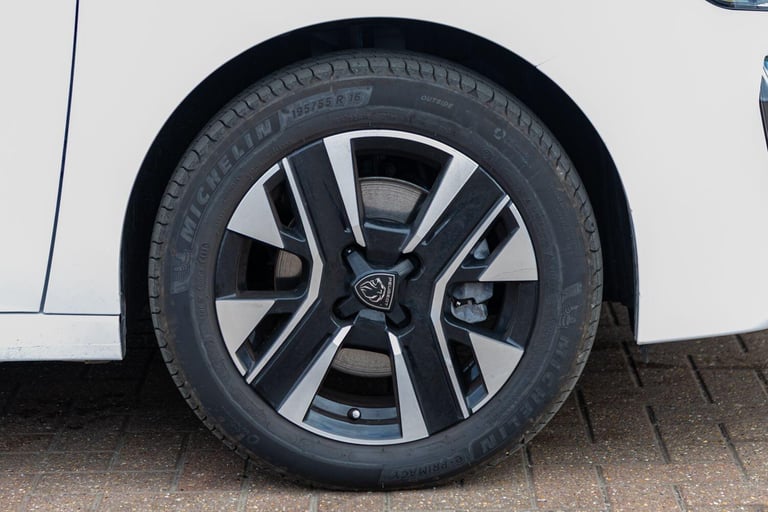 2024 Peugeot 208 1.2 PureTech MHEV Allure Hatchback 5dr Petrol Hybrid e-DSC Euro 6 (s/s) (10 HATC...