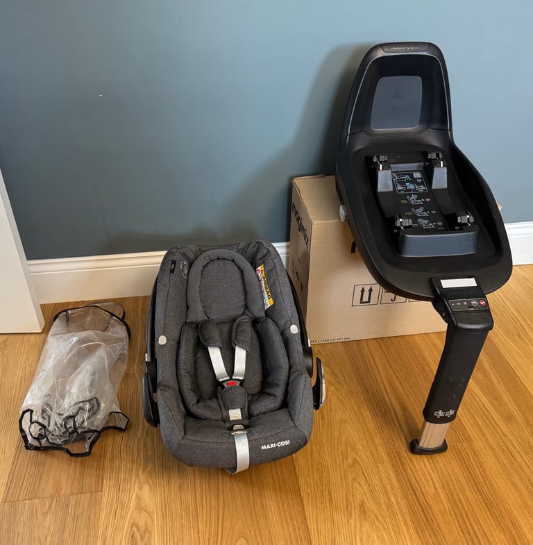 Maxi Cosi Rock i-size car seat + 2wayFix ISOFIX base