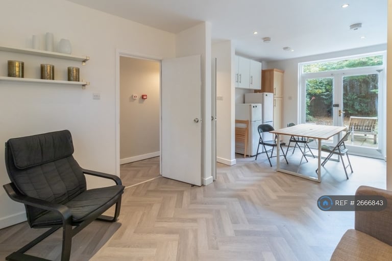 4 bedroom house in Searles Road, London, SE1 (4 bed) (#2666843)