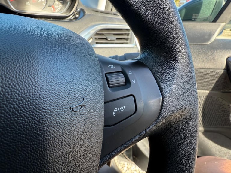 2015 Peugeot 208 1.2 VTi PureTech Active Euro 6 5dr HATCHBACK Petrol Manual