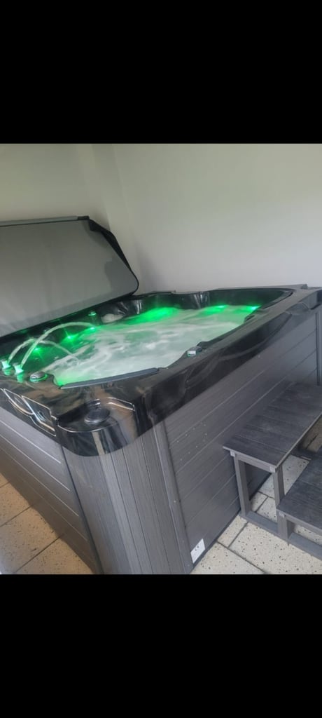 Fiji elite 6 person hottub