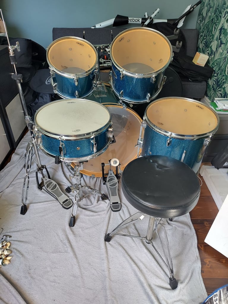 Mapex QR Series 5 piece drum kit with soft cases