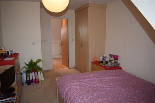 En-suite double Room to Rent in Shared House, Worcester Park KT4 for single females. Bills included.