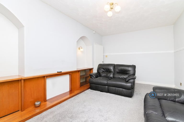 3 bedroom flat in Fieldhead Drive, Glasgow, G43 (3 bed) (#2659165)