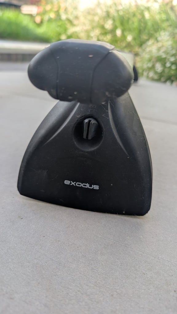 Artplast 320L Roof Box with EXODUS AERO BARS A108 and Foot pack fp3