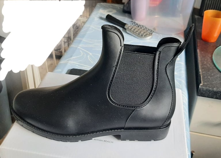 Brand new size 8 ladies boots