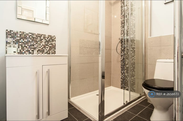 2 bedroom flat in Gilbey Road, London, SW17 (2 bed) (#2658673)