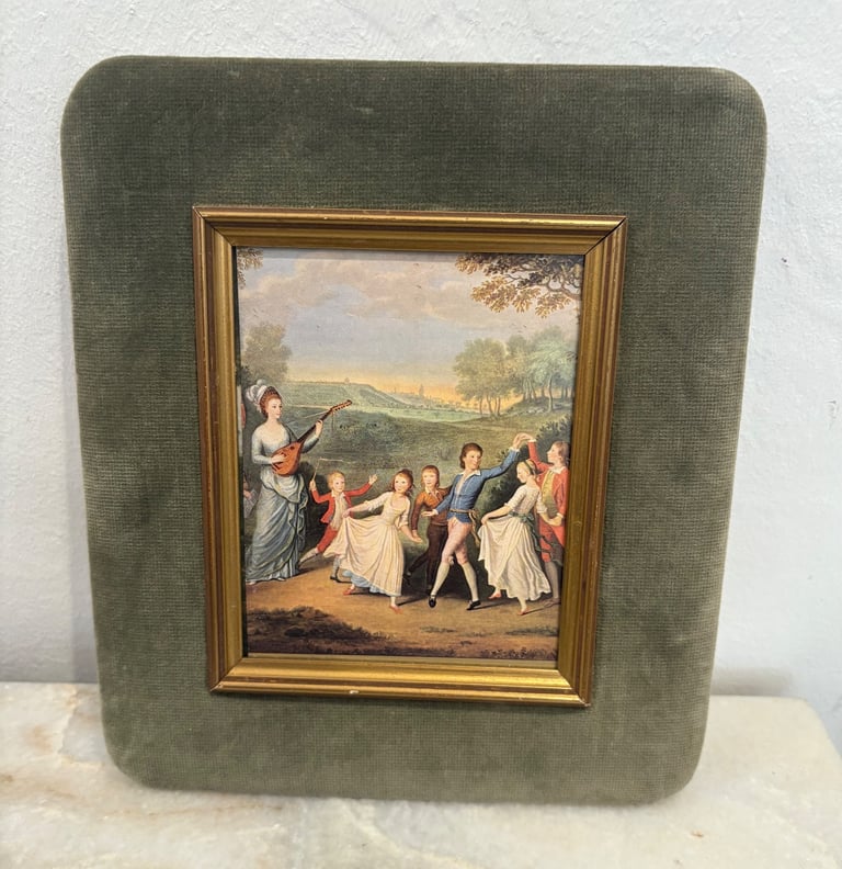 image for Small vintage frame with picture inside 