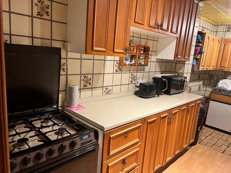 1 A double room - An Excellent Large Bright Double bedroom - 3mins to the train station for £150p/w