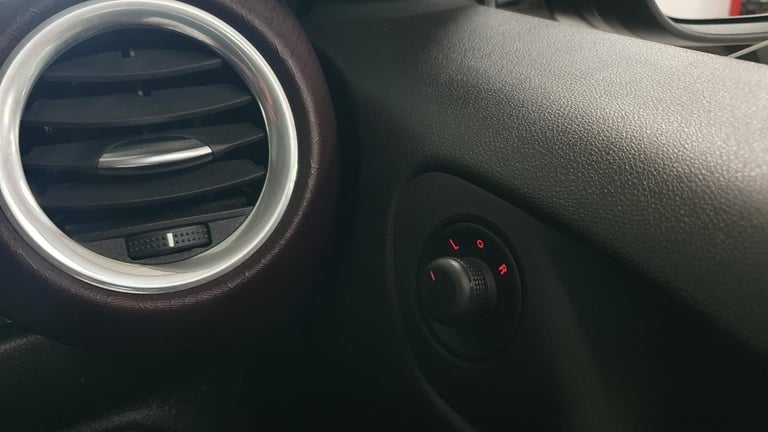 VAUXHALL ADAM 1.4 GLAM * GENUINE 19,000 MILES * FSH* 1 OWNER* AMAZING CAR 