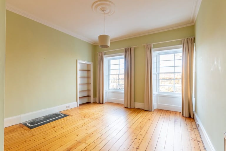 Incredible, 2 bedroom, 2nd floor property north of Edinburgh’s New Town – available November