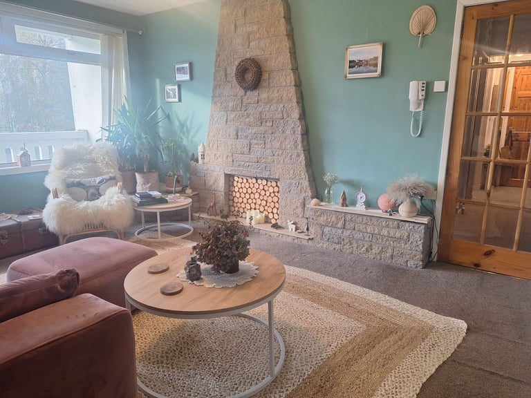 Lovely 2 bedroom with balcony near QUEH