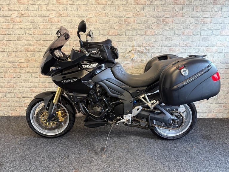 2009 Triumph Tiger 1050 - Tank bag - Panniers - Uprated end can 