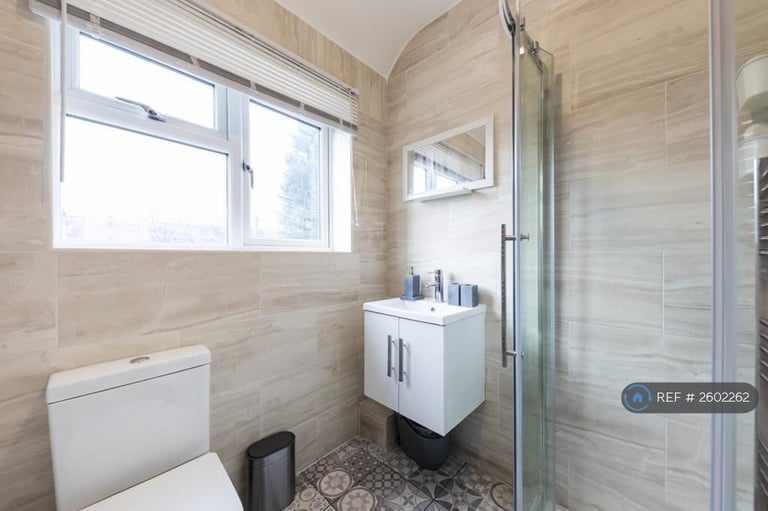 2 bedroom flat in London, London, N9 (2 bed) (#2602262)