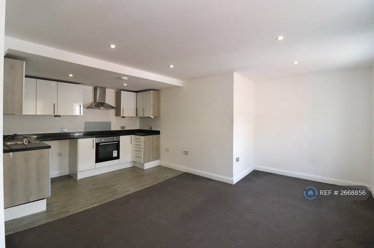 2 bedroom flat in High Street, Sittingbourne, ME10 (2 bed) (#2668856)