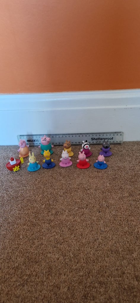 image for 11 MINIATURE PLASTIC PEPPA PIG FIGURES. EXCELLENT CONDITION.