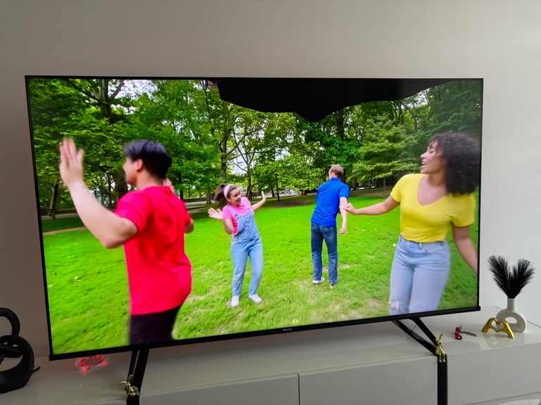 image for Cracked Screen Tv (For parts/repair) Hisense 65 Inch Smart 4K HDR UHD QLED Freely._TV