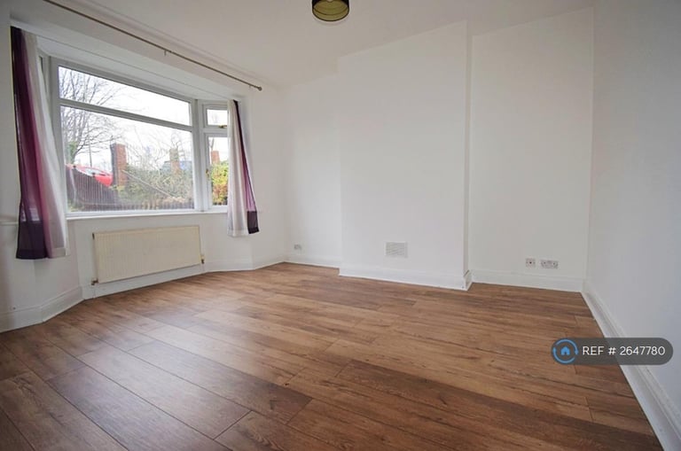 1 bedroom flat in Selborne Gardens, London, NW4 (1 bed) (#2647780)