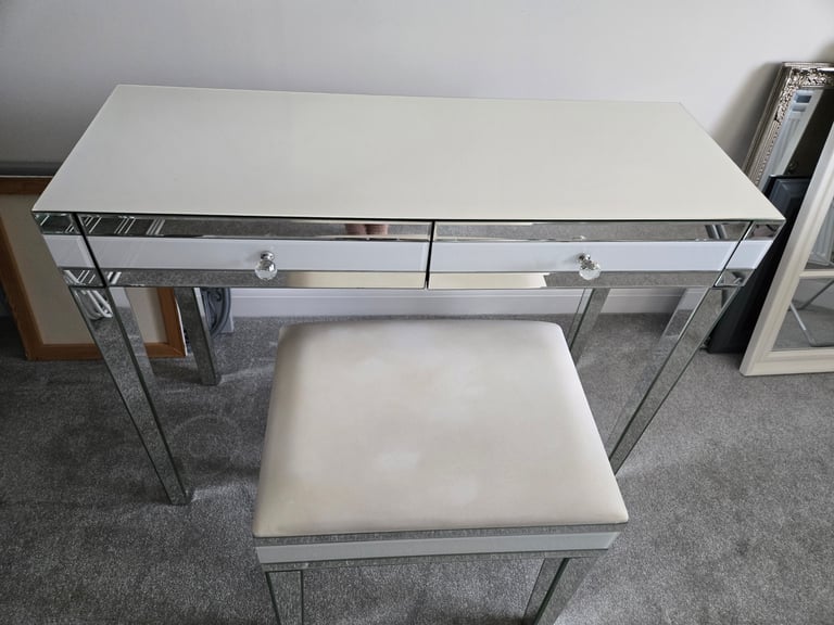 Mirror dressing table