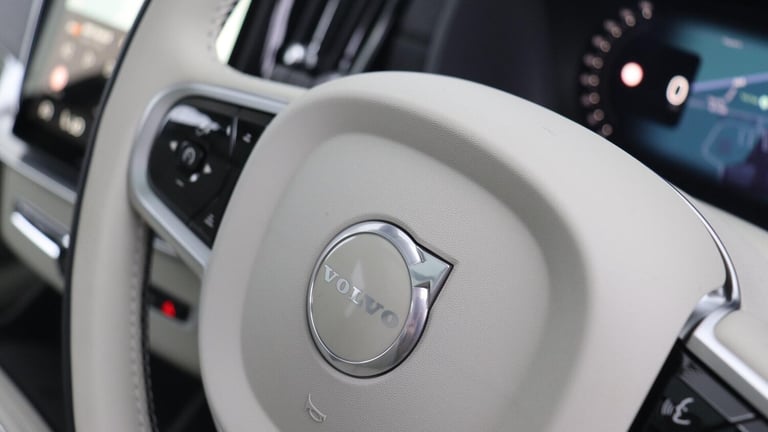 2025 Volvo XC90 T8 PHEV AWD Ultra, Dark, 7 Seats (Sunroof, Pilot Assist, Bowers &amp; Wilkins) ES...