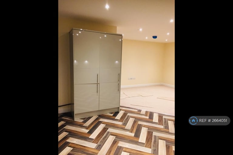 2 bedroom flat in The Lofts, Macclesfield, SK11 (2 bed) (#2664051)