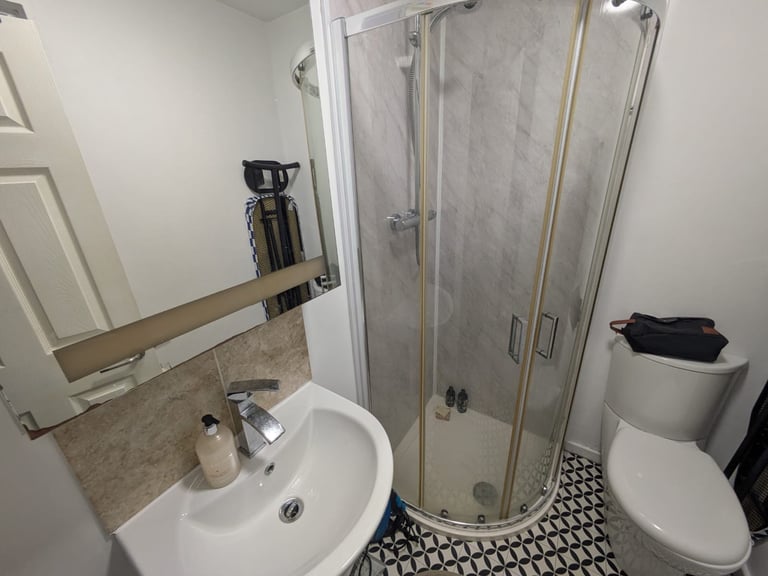 BS5 - Newly refurbished Ensuite in modern home 