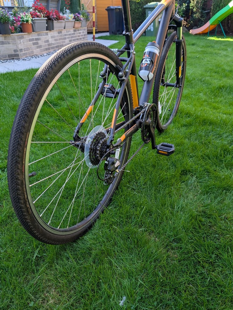 CROSSTRAIL BIKE - IMMACULATE CONDITION 