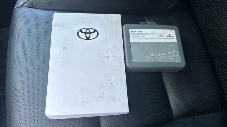 2024 Toyota Hilux 2.8 D-4D Invincible X Pickup Double Cab 4dr Diesel Auto 4WD Euro 6 (s/s) (2 PIC...