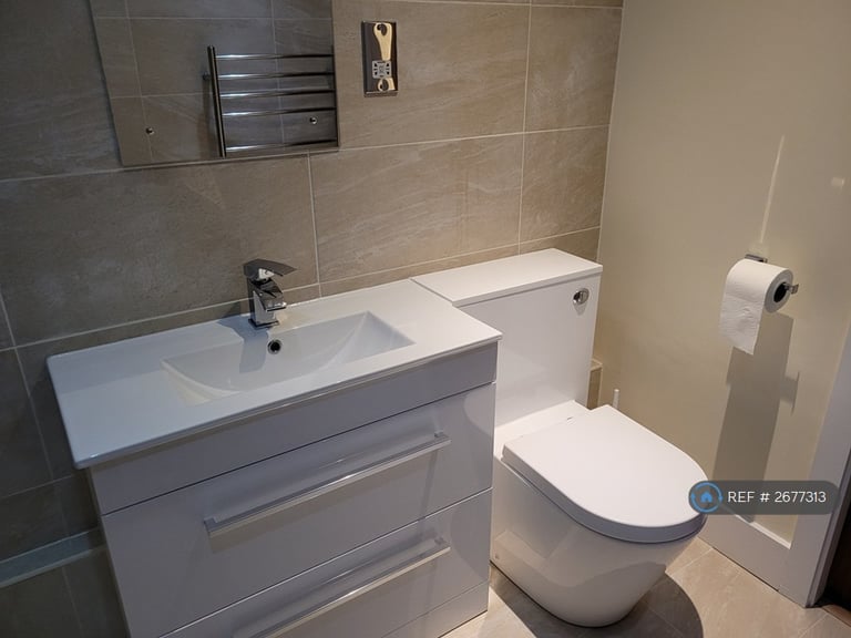 1 bedroom flat in Falcon Drive, Cardiff, CF10 (1 bed) (#2677313)