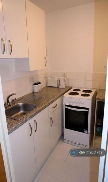 1 bedroom flat in Wycliffe End, Aylesbury, HP19 (1 bed) (#2651739)