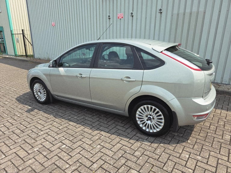 FORD FOCUS 1.6 Titanium 5 DOOR AUTOMATIC 2010