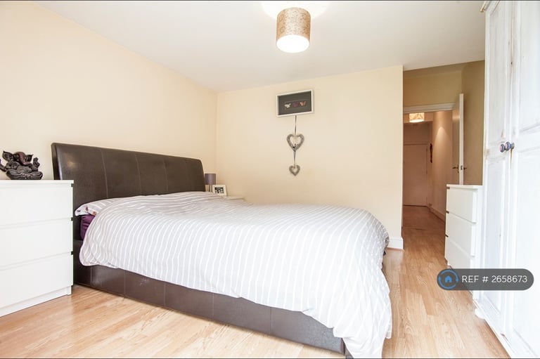 2 bedroom flat in Gilbey Road, London, SW17 (2 bed) (#2658673)