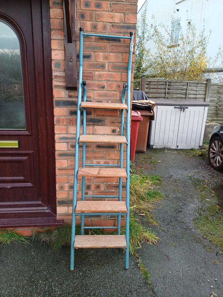 EXTENDING METAL STEP LADDER VGC £20 NO OFFERS DARWEN BB3 0DU 