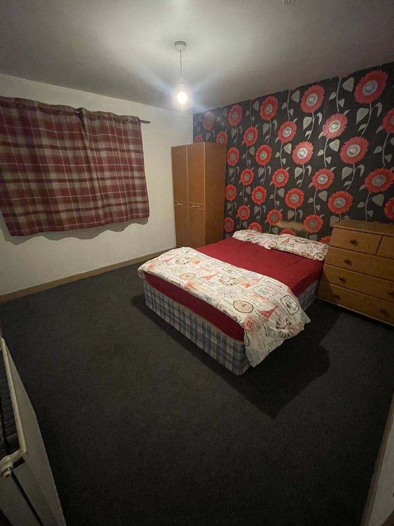 Large double room available 