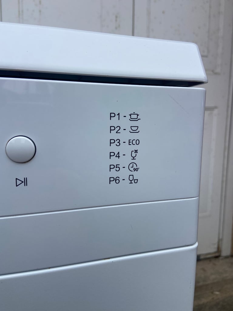 LOGIK Full-Size Dishwasher 12 place settings. Like a new. I'm happy to deliver in Bristol for free.