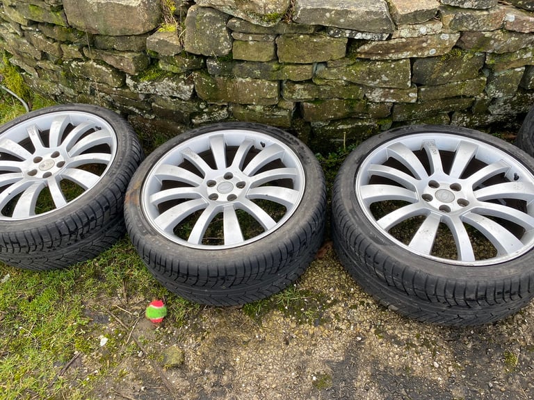 Range Rover 22 inch alloy wheels and tyres