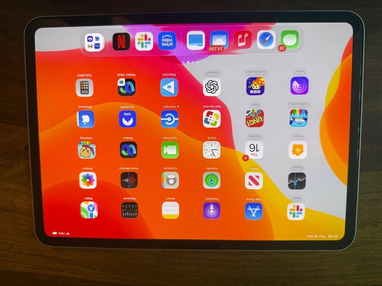 iPad Pro M4 11&quot; Silver 256 GB with Magic Keyboard