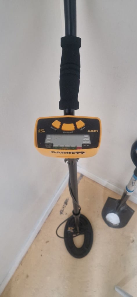 image for Garrett Ace 200i metal detector and spade