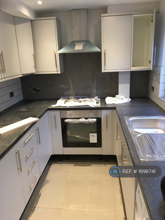 5 bedroom house in Pomfret Avenue, Luton, LU2 (5 bed) (#1698741)