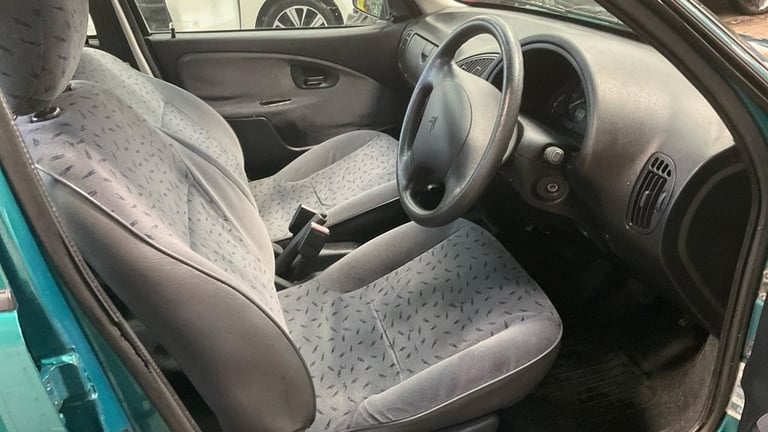 2001 51'reg Citroen Saxo 1.4 2 Desire 5 door AUTOMATIC **37,000 miles**