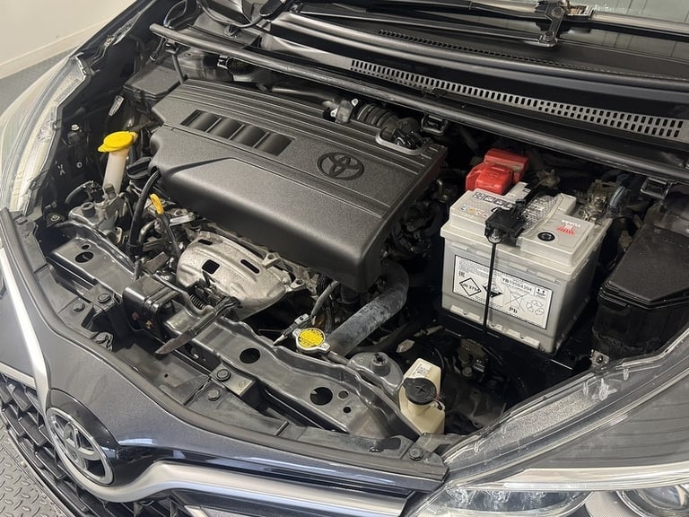 2016 Toyota Yaris Dual VVT-i Design Hatchback Petrol Manual