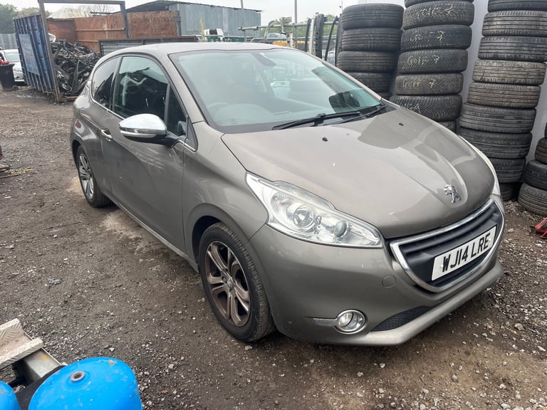 Peugeot 208 1.2 2014 grey BREAKING FOR PARTS 