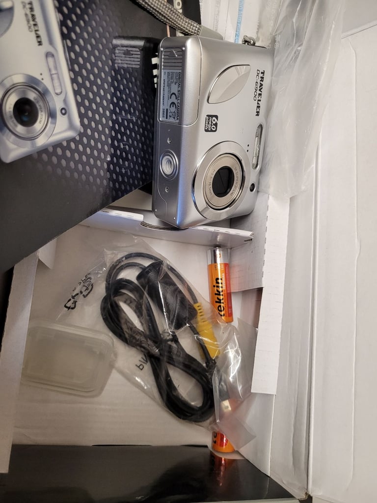 Traveler DC-6900 Digital Camera 