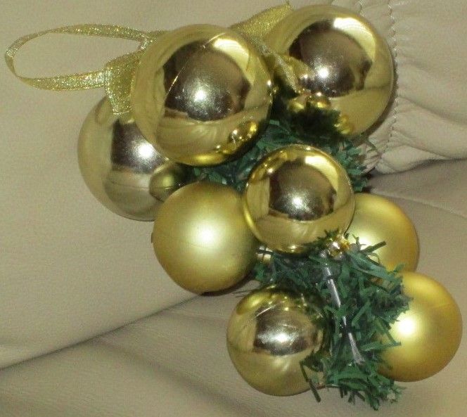 Festive decoratioon - 9 gold coloured baubles & greenery, table decoration or hung
