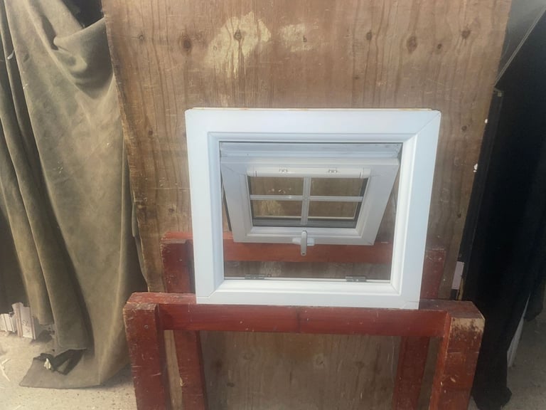 H 36.5 x W 47 cm - BEAUTIFUL SMALL GEORGIAN UPVC DOUBLE GLAZED WINDOW - CLEAR THERMAL (REF: SJ462)
