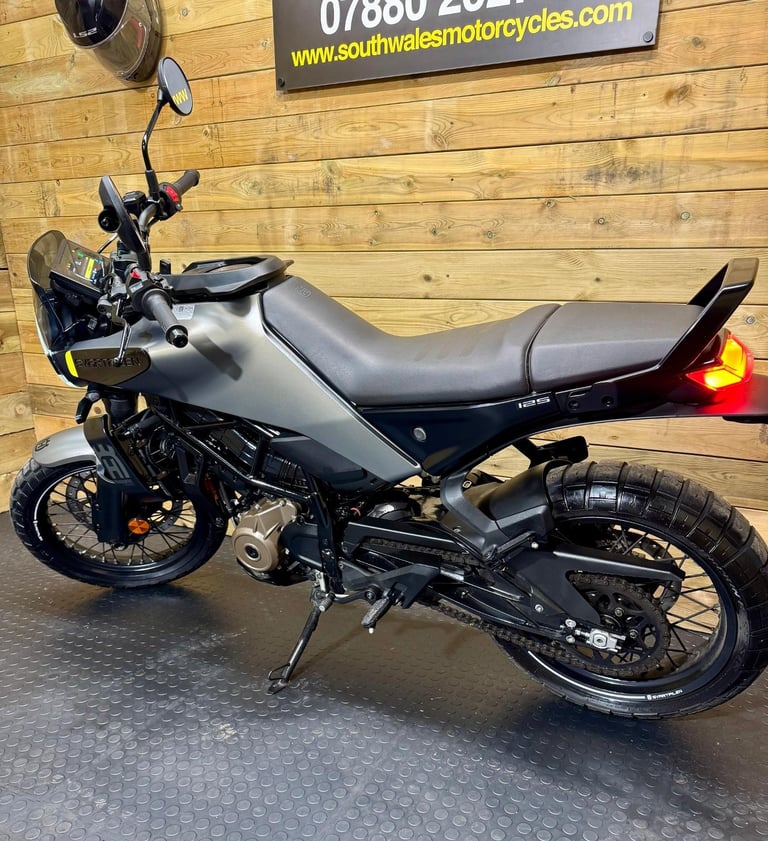 Husqvarna SVARTPILEN 125 / 2024 (upgraded) model / just 1999 miles 