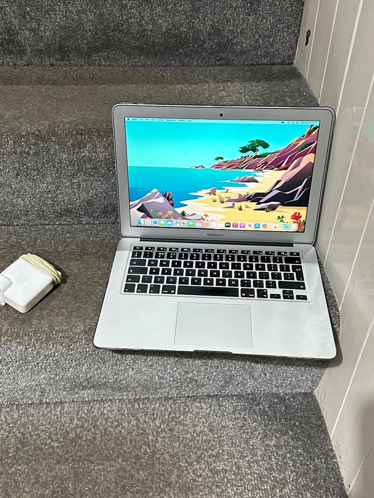 MacBook Air 2017 massive 512GB SSD 8GB ram working absolutely fine good battery with protective case