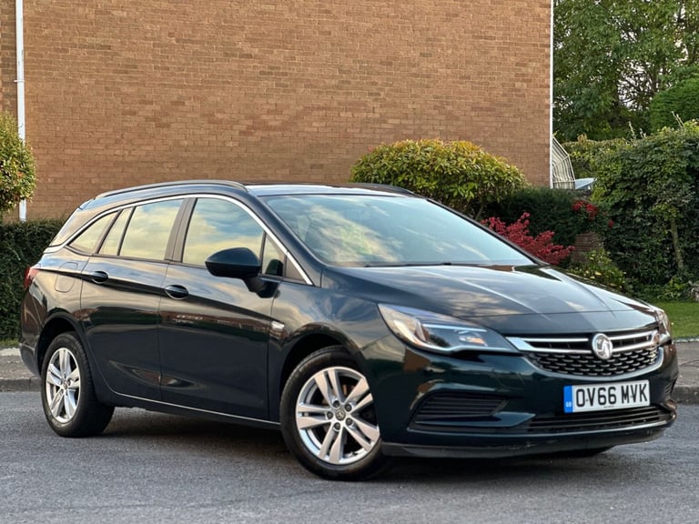 VAUXHALL ASTRA DESIGN ESTATE TOURER 1.4 PETROL HPI CLEAR 51,000 MILEAGE LONG M.O.T GREEN 2016