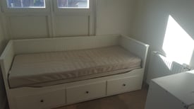 Room available immediately - close to city center - all bills included